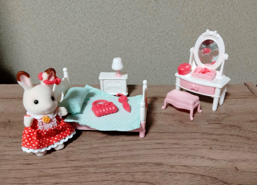 筆者撮影（キャンドゥ、ミニチュアベッド＆ドレッサー）