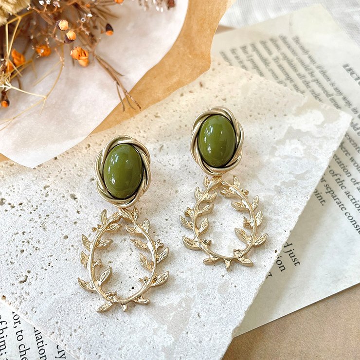 出所：しまむら 公式オンラインストア リーフモチーフイヤリング（TERA）