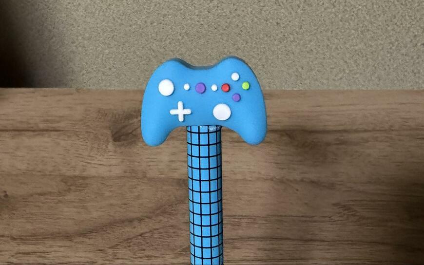 筆者撮影（ダイソー、デザインボールペン（ゲームハンドル型））