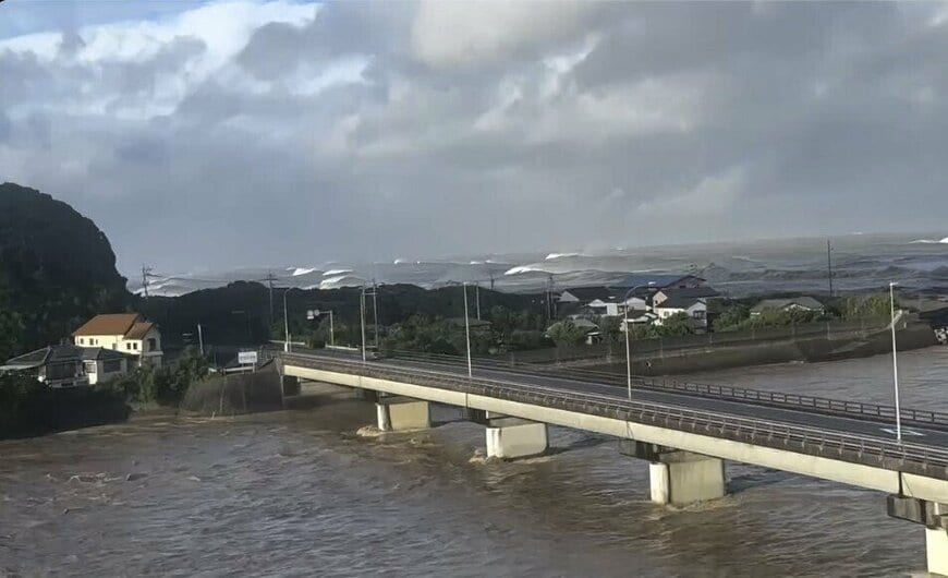 台風が去った「宮崎県の海岸」で目撃された巨大な白波　ダイナミックな光景に「葛飾北斎の絵みたい」