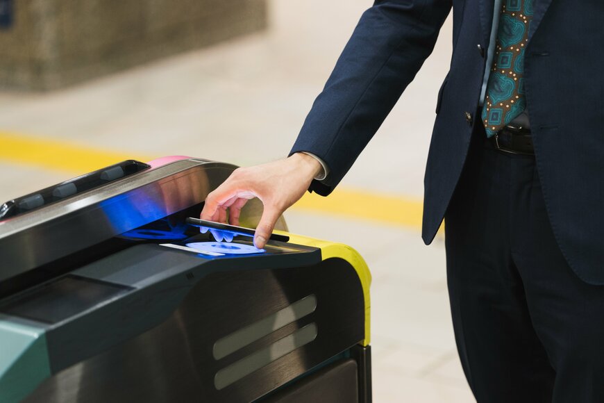 改札をタッチ決済で通るイメージ