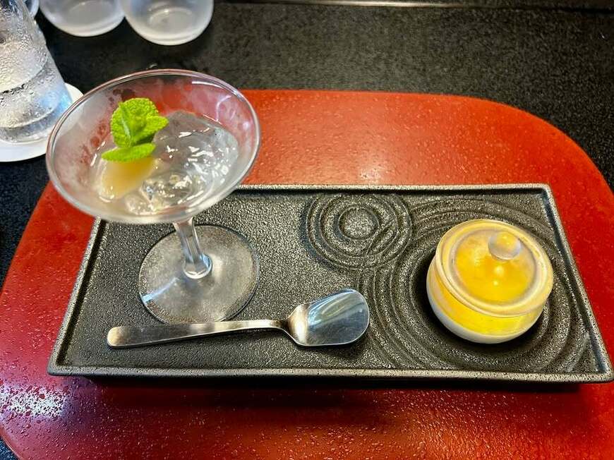 夕食のデザートで添えられたスプーンも左利き用