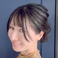 【ヘアゴム2本で簡単】ナチュラル×華やかヘアアレンジ！後頭部ふんわり“無造作まとめ髪”に「可愛いです！」「真似したい」の声