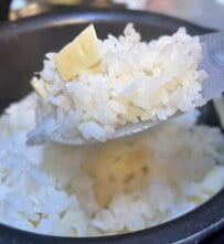 元料理人の父が高校生の息子に作る【たけのこご飯弁当】　後のせでたっぷり盛り付け「肉系おかず」がたまらない