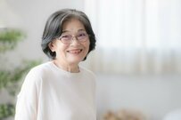 【70歳代の貯蓄額一覧】二人以上世帯で「貯蓄3000万円以上」を保有するのは何割？平均・中央値はいくらか