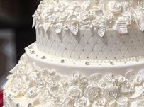 バラ300輪超を飾った「砂糖のウエディングケーキ」　職人が制作した圧巻のディテールに「これはすごい」「芸術作品」