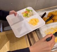 朝食ビュッフェでキレイに盛り付けようとがんばったら…「予想外の結果」に思わず共感する声が続出