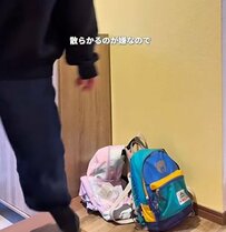「可愛い～！」子供のバッグで散らかる玄関…2児ママが〈ポップなクマグミ柄の収納棚〉をDIY→スッキリ＆子供も大喜び！