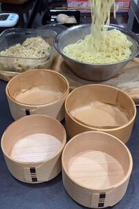 【ボリューム満点弁当】彩り豊か！「ざるラーメン＆炒飯おにぎり」のコンビが美味しそう