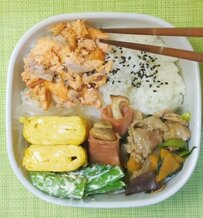 【中華炒め＆鮭かま弁当】男子高校生に作る予算350円のお弁当が話題