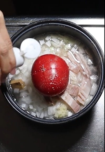 トマトを切らずに入れて炊き込みます