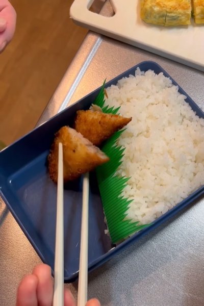 白いご飯とアジフライを入れます