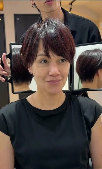 耳掛けを取り入れ、すっきりと仕上がったショート