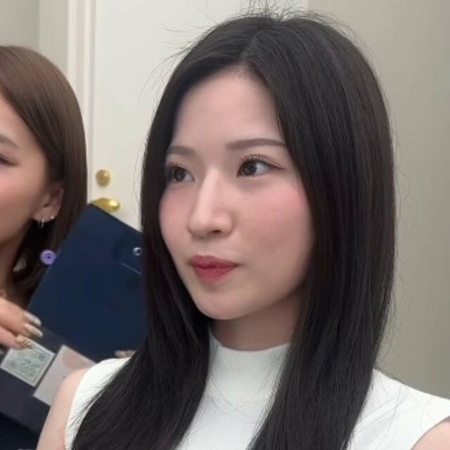 ロングヘア女性がバッサリカットで印象チェンジ！〈丸みレイヤーボブ〉で「どの瞬間も可愛い」と満足