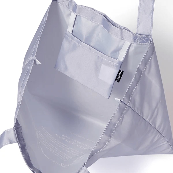 一度広げれば幅42cm、高さ46cmという頼もしい大容量バッグ