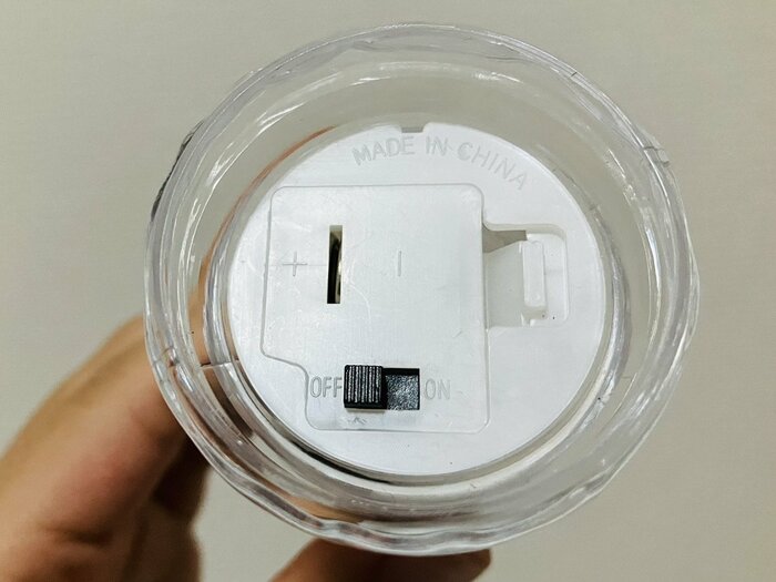 下面に「ON・OFF」のスイッチがあり、点灯・消灯の切り替えが可能