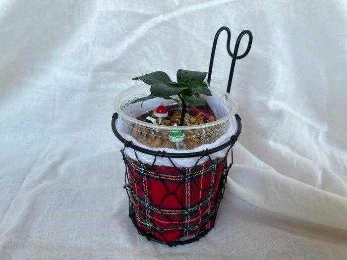 クリスマスカラーの布と毛糸でカップを包んで、クリスマスの装いに