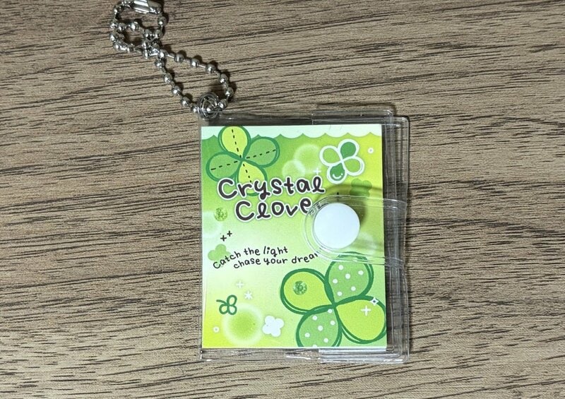 セリア、豆本キーホルダー プロフィール帳 クリスタルクローバー柄、筆者撮影写真