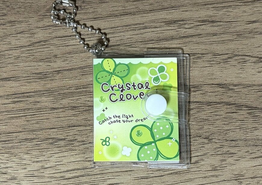 筆者撮影（セリア、豆本キーホルダー プロフィール帳 クリスタルクローバー柄）