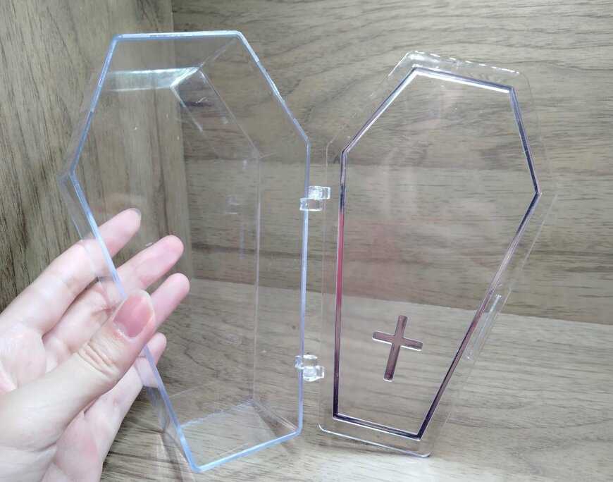 筆者撮影（セリア、ハロウィン 棺型クリア小物入れ）