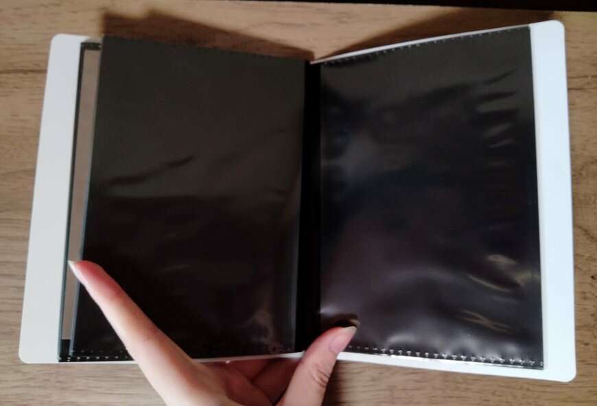 筆者撮影（セリア、ポストカードファイル黒台紙 48P ウィリアム・モリスデザイン）