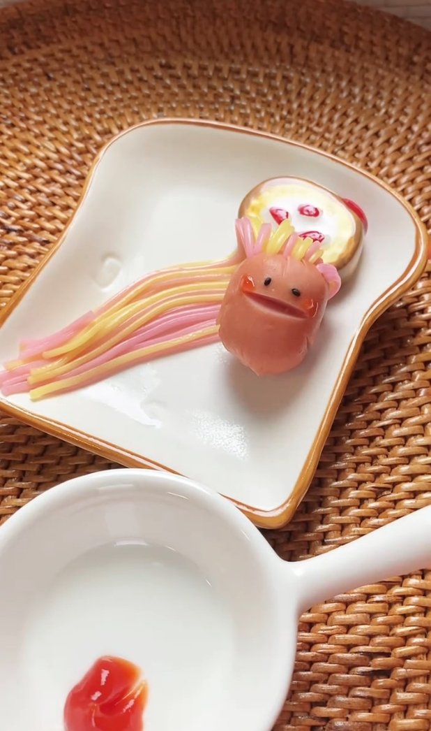 高校生の息子さんに作る“そうめんソーセー人”入りの「鶏の照り焼き丼弁当」がボリュームたっぷり美味しそう！