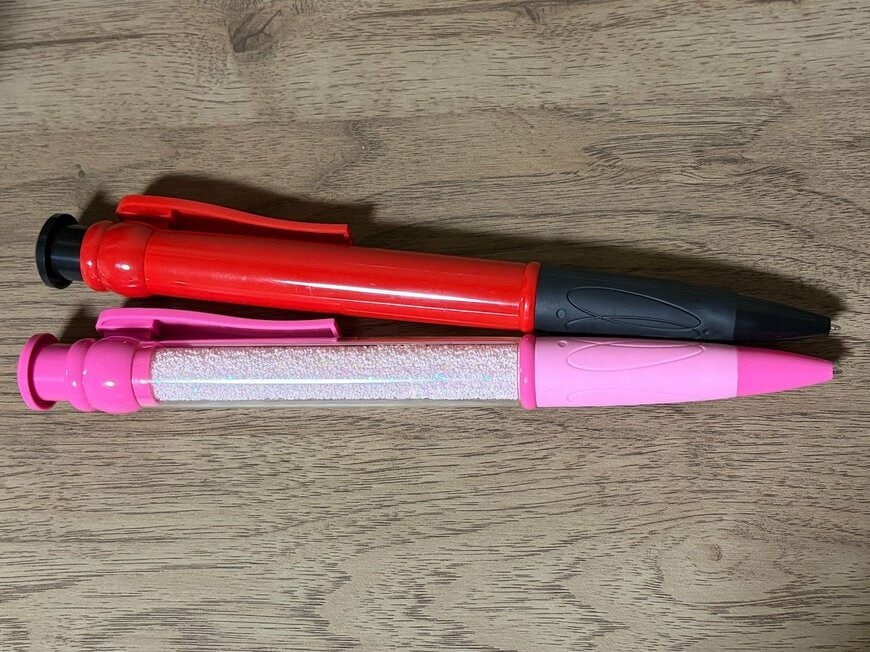 筆者撮影（ダイソー、ジャンボボールペン（ブルー、レッド、イエロー）・ジャンボボールペン（ブルー、ピンク、イエロー、ラメ入））