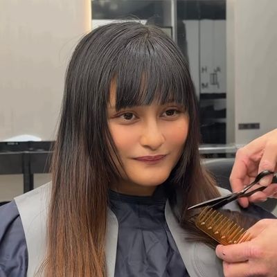 ロングヘアの女性がばっさりカット。全体のフォルムをコンパクトにまとめ、メガネにも似合うショートヘアへと視覚的なバランスを整えた実用的な似合わせカット術がすごい