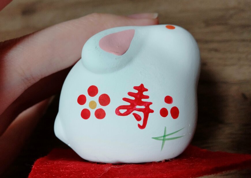 筆者撮影（ダイソー、置物（卯、座り、赤目））