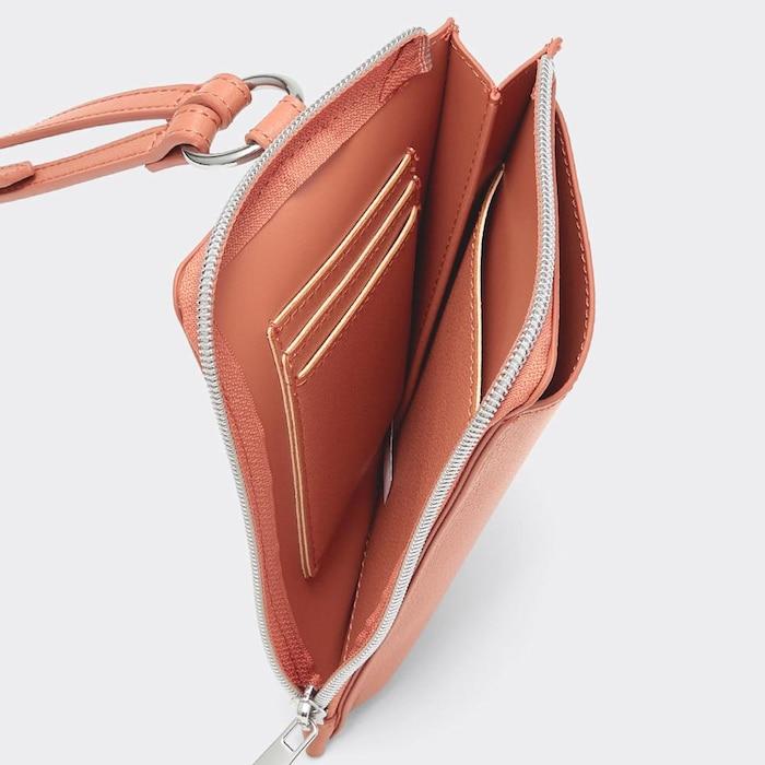 カードポケットもついています／出所：GU公式 2セットショルダーポーチ