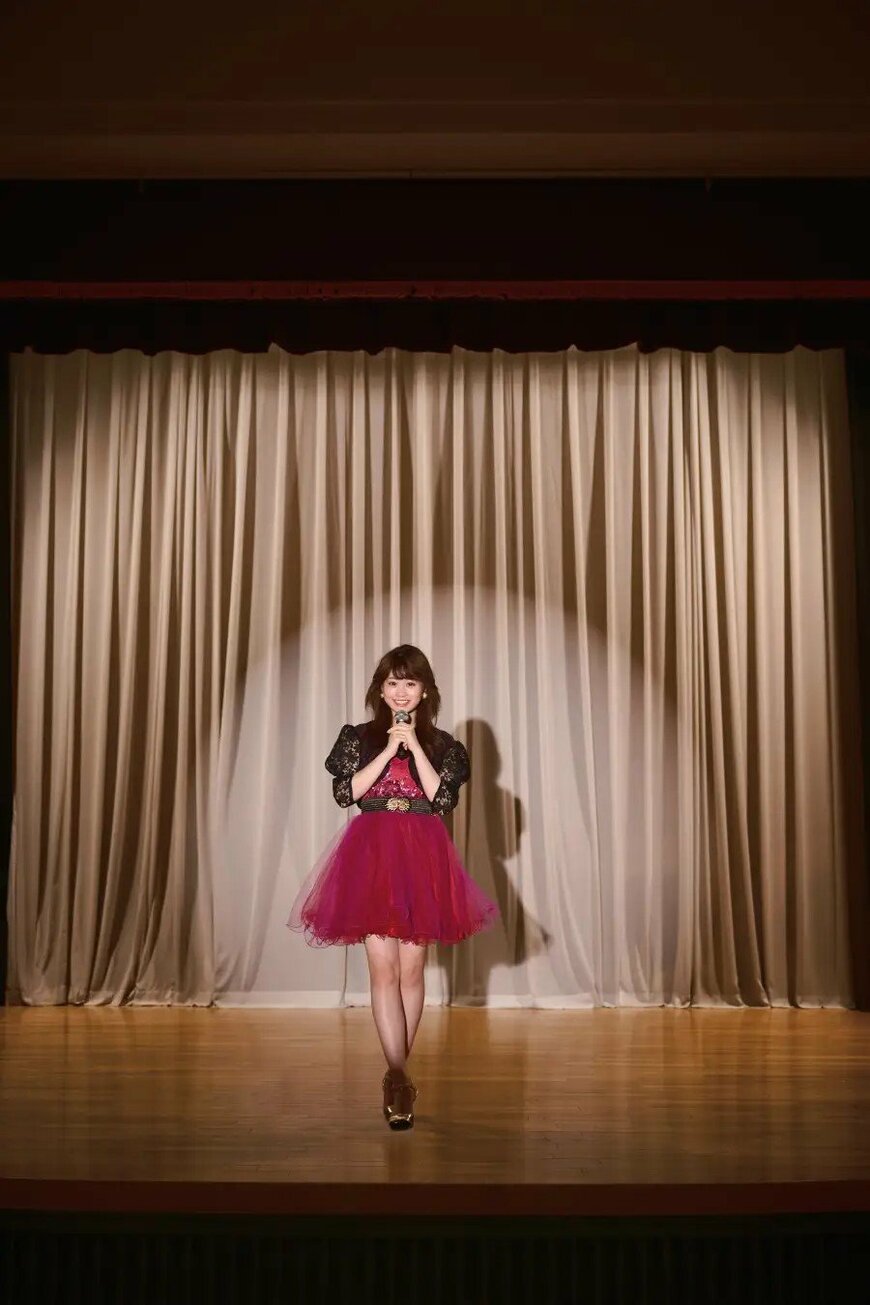 出所：株式会社KADOKAWA「古園井寧々が誕生日の2025年3月3日に初のスタイル・ブック発売決定。昭和アイドルなりきり先行カット公開」