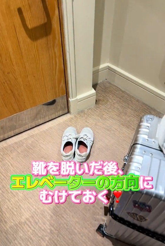 出所：@akko_san_dayo「これで一目瞭然！海外のホテルで寛ぐ前にすぐできるからぜひやってみてね」
