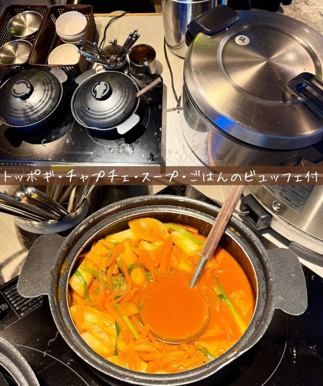 トッポギ・チャプチェ・ごはん・スープのプチビュッフェが付いている