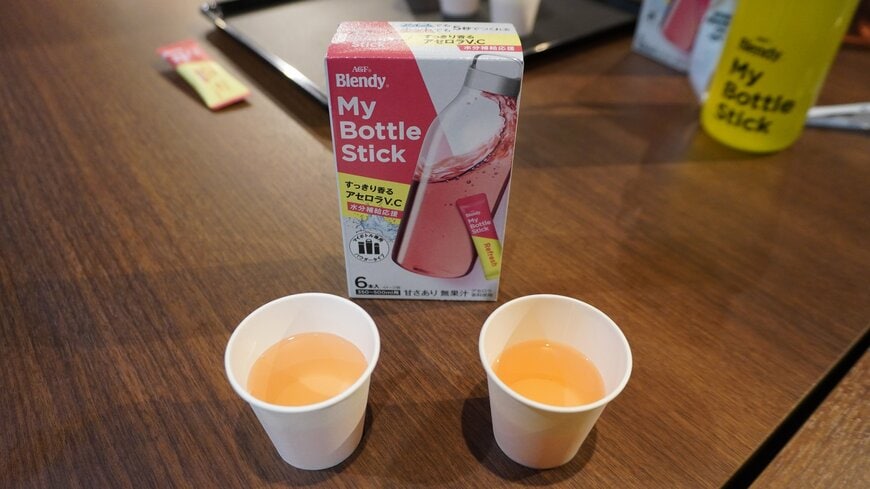 ドリンクの入ったコップ