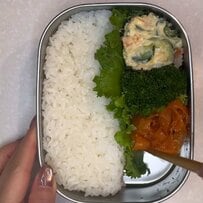 母が「高校生の娘」のために作る【彩り弁当】お肉とコーンがたっぷりの〈のっけ弁当〉が綺麗で美しい！おしゃれに仕上がるマネしたい盛り付け術