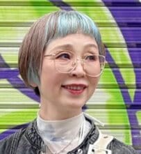 【63歳マダム】”赤ワンピース”の〈派手コーデ〉がおしゃれ！個性的でエネルギッシュなコーデに「素敵！」の声