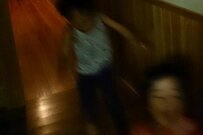 妹から送られてきた写真が「トラウマすぎて…」　おばあちゃんと孫の鬼ごっこがホラーだと話題に