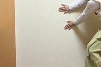 【めっちゃいい】水だけで貼れる壁紙で腰壁風にリメイク　想像以上に簡単で最高