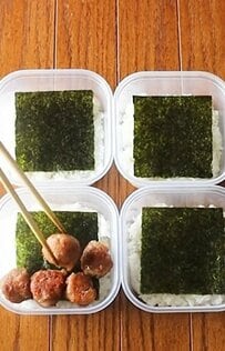 【タッパー弁当】コロコロの「豚こま肉のチーズ焼き」を詰めたお弁当が彩り豊かで美味しそう！