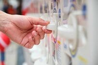 【なぜカプセルトイに？】思わず回してしまう「カプセルトイ」が話題に　頭の中で「懐かしい曲」が流れてくる…