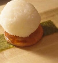 【ボロニアおにぎり弁当】ころんと可愛いおにぎりが主役！53歳の母がていねいに仕上げる愛情弁当が話題