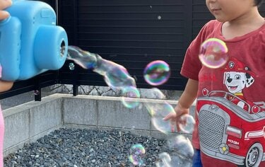 ダイソーで毎年大バズり！「カメラ型シャボン玉」子どもと一緒に遊んで