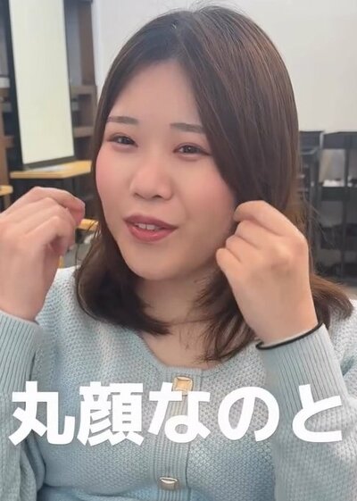 丸顔を気にしている様子を見せます