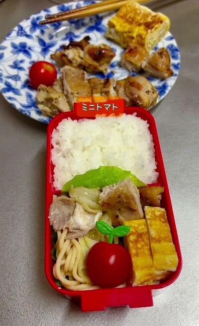 双葉のピックを刺したミニトマトが加わったところ