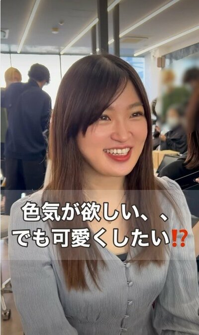 ビフォーは毛先まで重さの残る明るめのストレートロングヘア