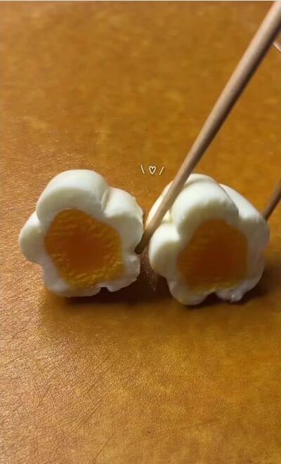 ゆで卵が花の形に仕上がっていく