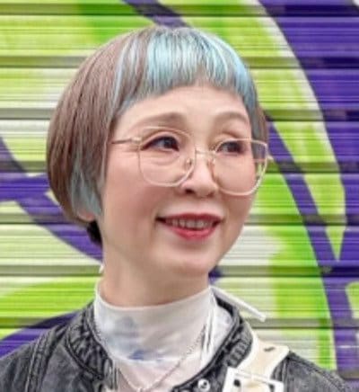 【63歳マダム】”赤ワンピース”の〈派手コーデ〉がおしゃれ！個性的でエネルギッシュなコーデに「素敵！」の声