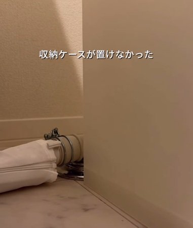洗濯機横のデッドスペースを活用する収納DIY。無印良品のアクリル仕切棚を置き、排水ホースが気にならない収納にする手順と仕上がり