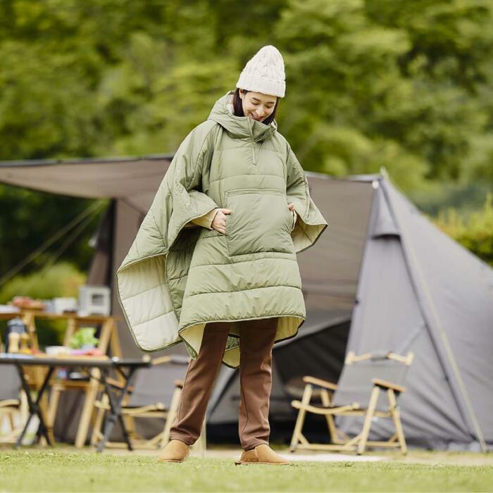 両サイドにあるボタンを留めれば、アウターとしてあったかポンチョに