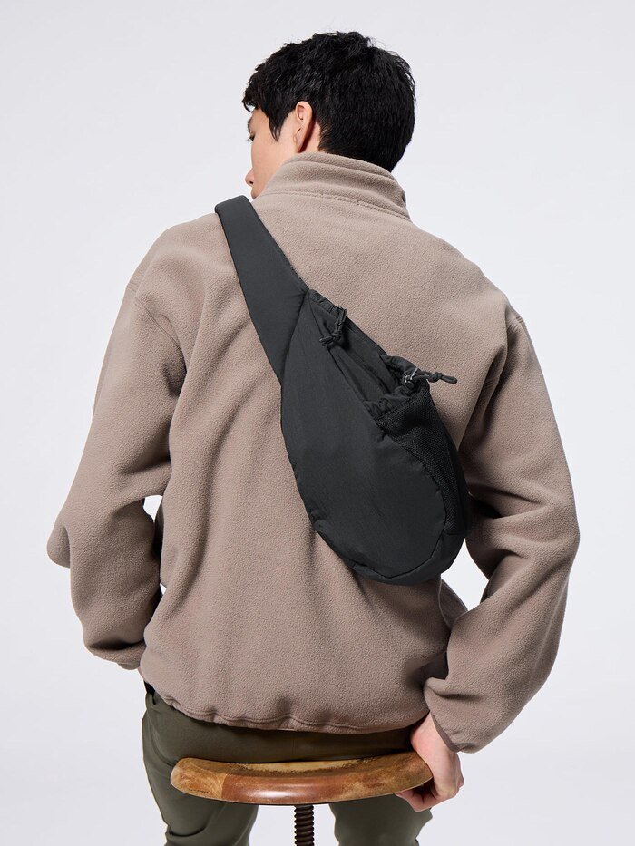 GU「スリングショルダーバッグ」